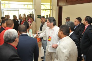 Delegados a la Asamblea Extraordinaria del PRSC se registran para entrar al salón donde se llevará a cabo la misma.
