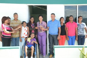 Margarita Cedeño entrega las llaves de la casa a los esposos Feliz Ruiz.
