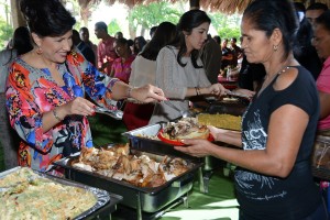 Margarita Cedeño sirve el almuerzo a las familias de Prosoli.