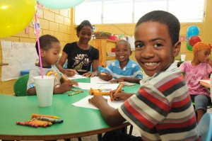 Niños en el proceso de creación de sus dibujos, categoria A