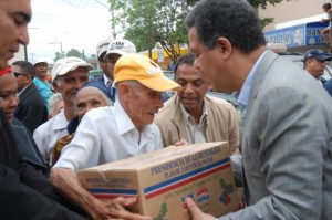  Leonel inicia mañana reparto de canastas navideñas en Santiago  