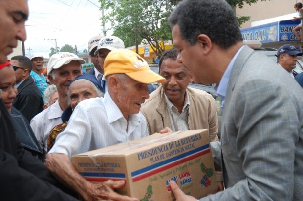 Leonel inicia mañana reparto de canastas navideñas en Santiago