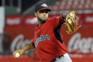 Pimentel lanza sólido en victoria de Leones