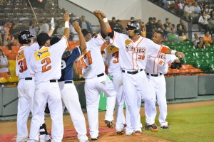 Gigantes derrotan a las Águilas y empatan en segundo lugar con Tigres