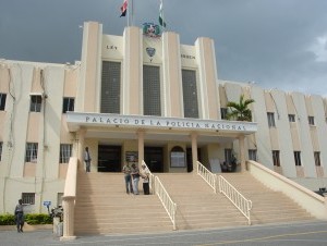 Policía sorprende a 30 menores ingiriendo alcohol en SPM