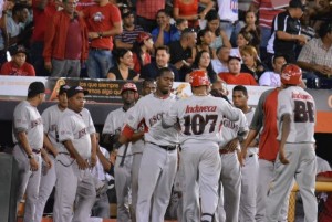 Leones consiguen quinta victoria seguida; vencen a los Gigantes en 11 entradas