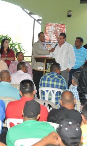 LA VEGA.- El presidente interino del PRSC, José Hazim Frappier, habla en el encuentro con delegados de diferentes provincias del Cibao.