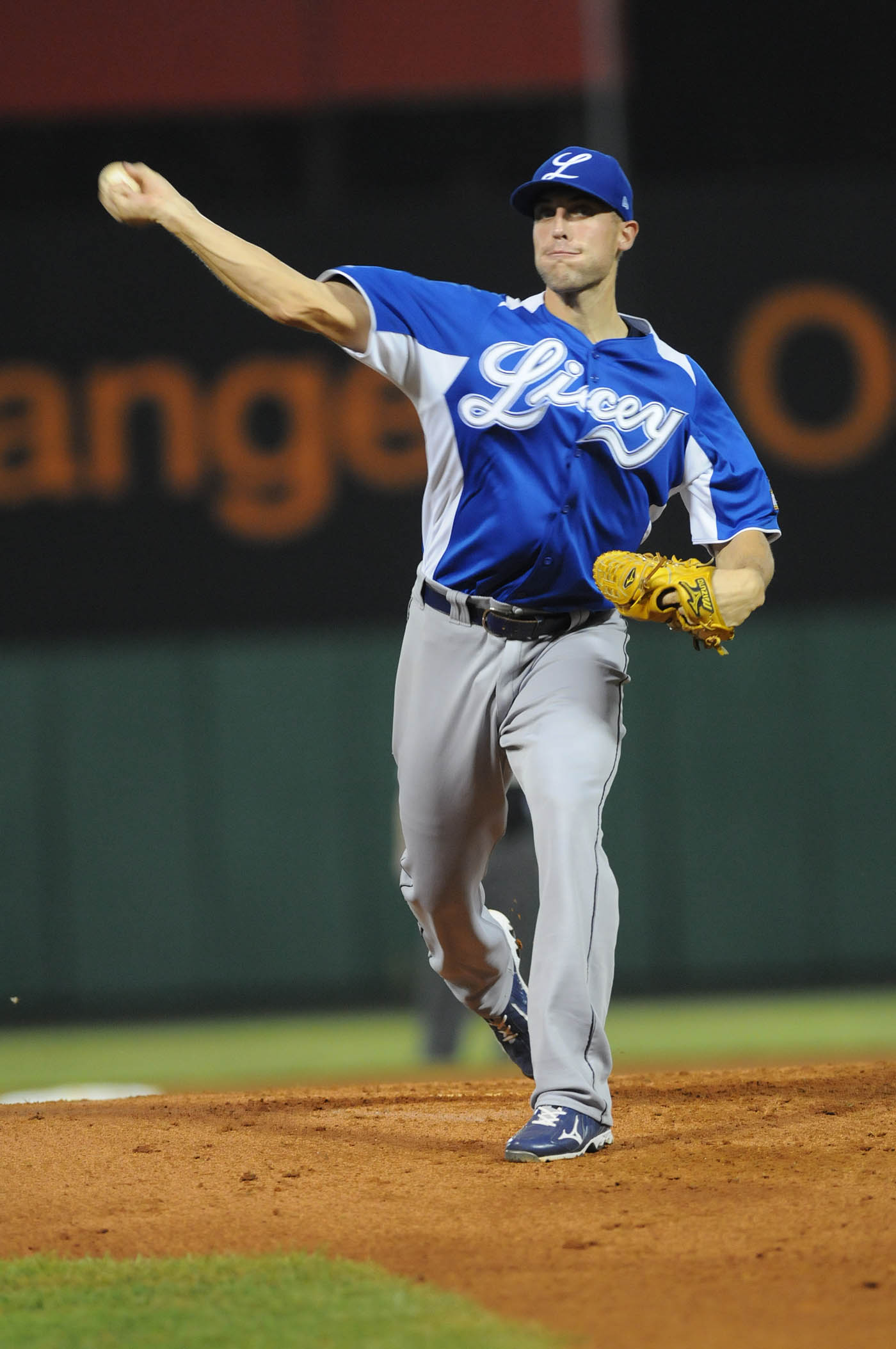 Licey pica delante en inicio de serie final