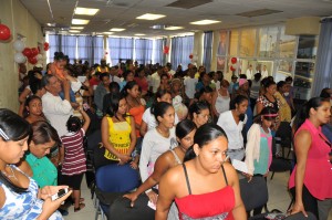 Parte de las madres en compañia de sus hijos presente en la actividad, donde todas recibieron canastillas