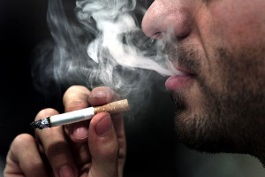 hombre_fuma_cigarrillo