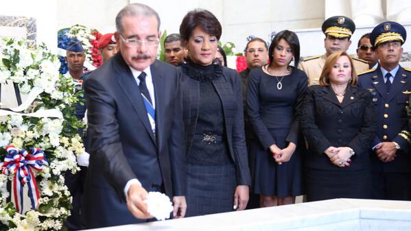 Danilo deposita ofrenda floral en el Altar de la Patria El presidente Danilo Medina depositó ante el Altar de la Patria una ofrenda floral en honor a los padres fundadores de la República, en ocasión de conmemorarse el 170 aniversario de la Independencia de la República. El Mandatario acudió lugar acompañado de la primera dama Cándida Montilla de Medina; la vicepresidenta de la República, Margarita Cedeño de Fernández, y los ministros Administrativo de la Presidencia, José Ramón Peralta; el de Interior y Policía, José Ramón Fadul (Monchy); el de Obras Públicas, Gonzalo Castillo, entre otros.