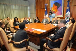 Procurador recibe visita de jueces de origen dominicano que laboran en EEUU 