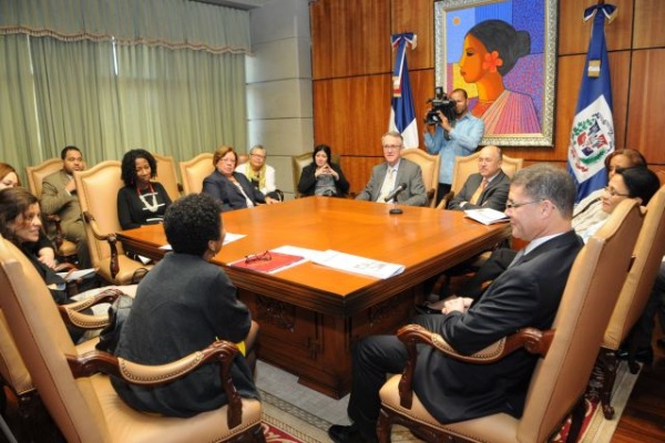 Procurador recibe visita de jueces de origen dominicano que laboran en EEUU