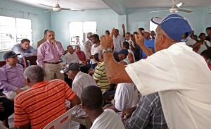 DANILO MEDINA Y COMERCIANTES