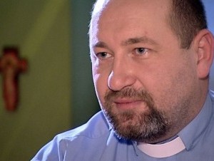 Tribunal dicta 3 meses de prisión contra el padre Gil en Polonia