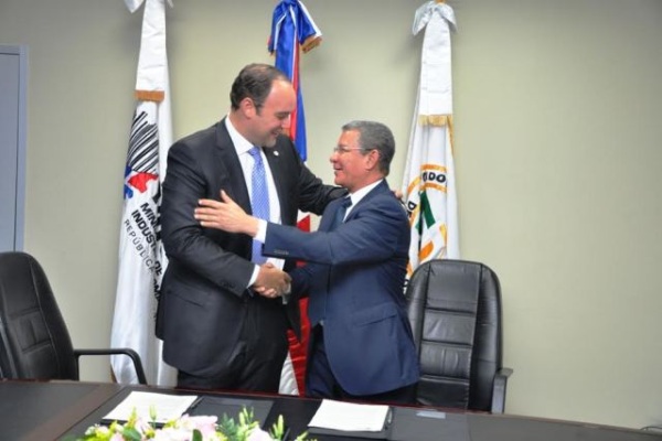 Industria y Comercio y FEDA firman acuerdo para apoyar sector agropecuario