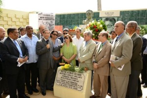 Senado entrega ofrenda floral en el busto del extinto periodista  Orlando Martínez