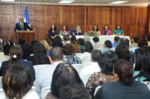 Ministro de Salud felicita a la mujer en su día