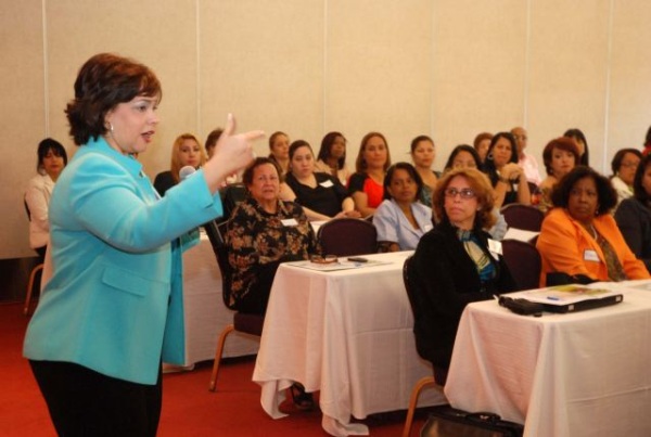 Directora Contrataciones felicita a mujeres por Día Internacional de la Mujer