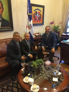 El Doctor Concesar Hernández, presidente del FOMISAR, El Ministro de Salud Freddy Hidalgo y El ministro Administrativo de la Presidencia, José Ramón Peralta,