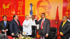 El president del PRSC, Quique Antún, juramenta al ex jefe de la Policía, general retirado Bernardo Santana Páez, como secretario de Seguridad de esa organización