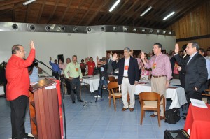 (Foto).- El presidente del PRSC, Quique Antún, juramenta a las nuevas autoridades de la entidad política. En la foto Louis Bogaert, primer vicepresidente; Osiris de León y otros dirigentes. DSC_1779-1