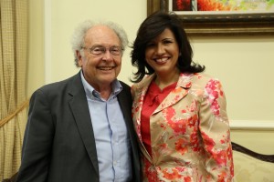 La vicepresidenta Cedeño de Fernández, junto al cientifico y escritor Eduardo Punset