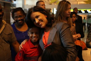 La vicepresidenta Margarita Cedeño despidió al niño Rafael en el Aerpuerto.