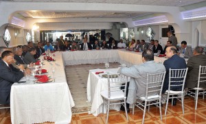 (foto #1) El presidente del PRSC, Quique Antún, en el cuentro que sostuvo con los principales dirigentes de los partidos emergentes.