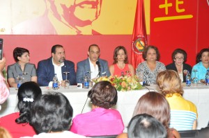 (foto) Quique Antún en el encuentro que sostuvo con las mujeres en la sede del PRSC. A su lado, el secretario general, Ramón Rogelio Genao.
