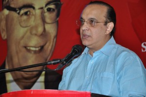 (foto) SANTIAGO.- Quique Antun habla en el seminario celebrado en esta ciudad. JPG