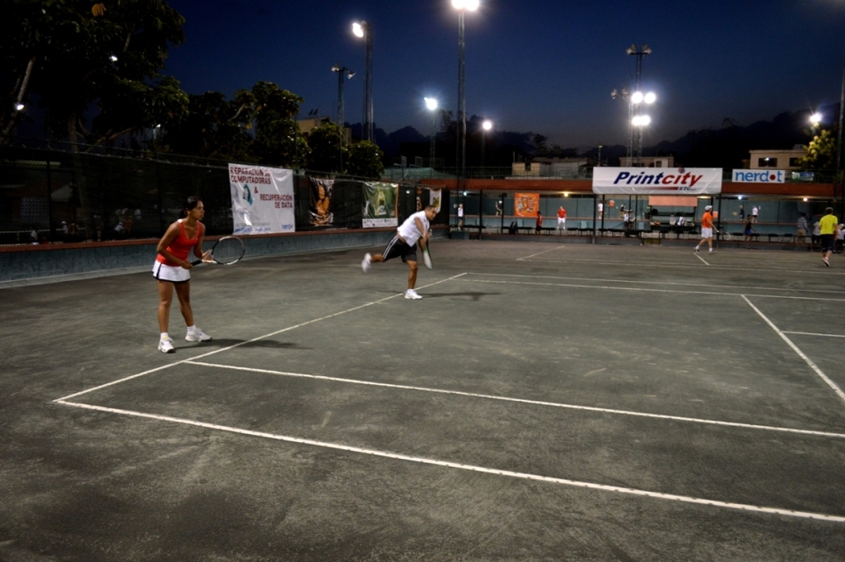 Mónica Díaz y los doblistas Polanco y Cacho triunfan en tenis Un Ace por Manos Arrugadas