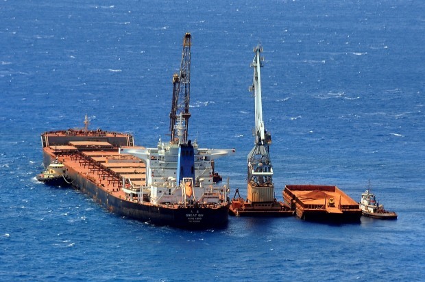 Autoridades logran reflotar barco chino varado en Cabo Rojo