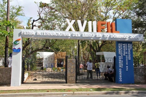 Escenario listo para inauguración de la Feria del Libro