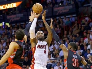 Miami barre a los Bobcats y avanza a la segunda ronda de los playoffs; LeBron anotó 31 puntos
