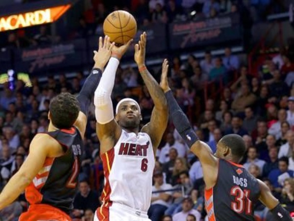 Miami barre a los Bobcats y avanza a la segunda ronda de los playoffs; LeBron anotó 31 puntos