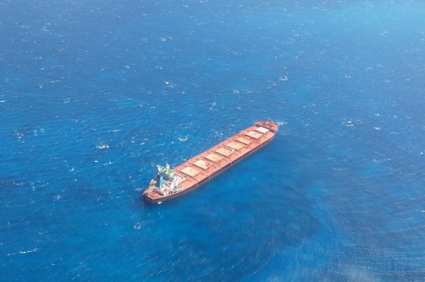 Barco chino varado en aguas de Pedernales con cargamento de bauxita