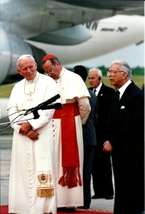 El Papa Juan Pablo II, el Presidente Joaquin Balaguer y el Cardenal Nicola de Jesus Lopez Rodriguez el 10 de octubre de 1992