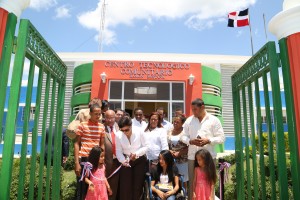La vicepresidenta Margarita Cedeño corta la cinta que deja inaugurado el CTC de Ramón Santana.