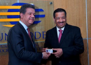 Leonel Fdez recibe cédula Pte JCE  30-Abr-2014 175