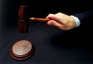 martillo-de-juez-Magistrados-especiales-no-pueden-liberar-reos-vinculado-a-laboratorio