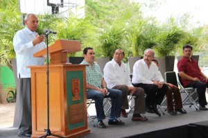 EMBAJADOR OFRECIENDO EL DISCURSO