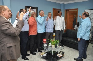 El presidente del Partido Reformista, Quique Antún, juramenta a dirigentes en la sede de la organizacion.