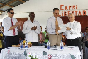 MINISTRO ENTREGA CHEQUE