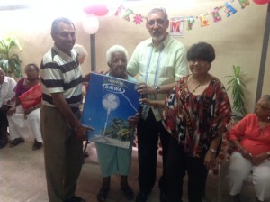 Manolo prince y Jose CCHAIN ENTEGAN PREMIO A ENVEJECIENTE DEL hOGAR DE ANVIANO POR EL DIA DE LAS MADRE 2014