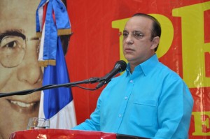 SANTIAGO.- El presidente del PRSC, Quique Antun, habla en el seminario celebrado hoy en en esta ciudad