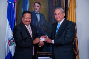 Subero recibe cédula  12-May-2014 023_1