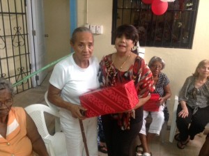 altagracia entrega premio madre del hogar e envjeciente 2014