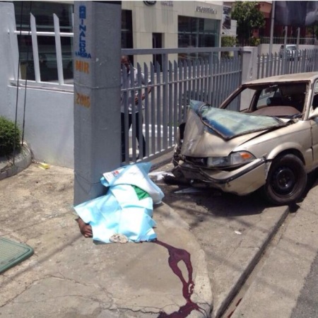 ¡LAMENTABLE! Muere joven atropellado por carro mientras esperaba autobús