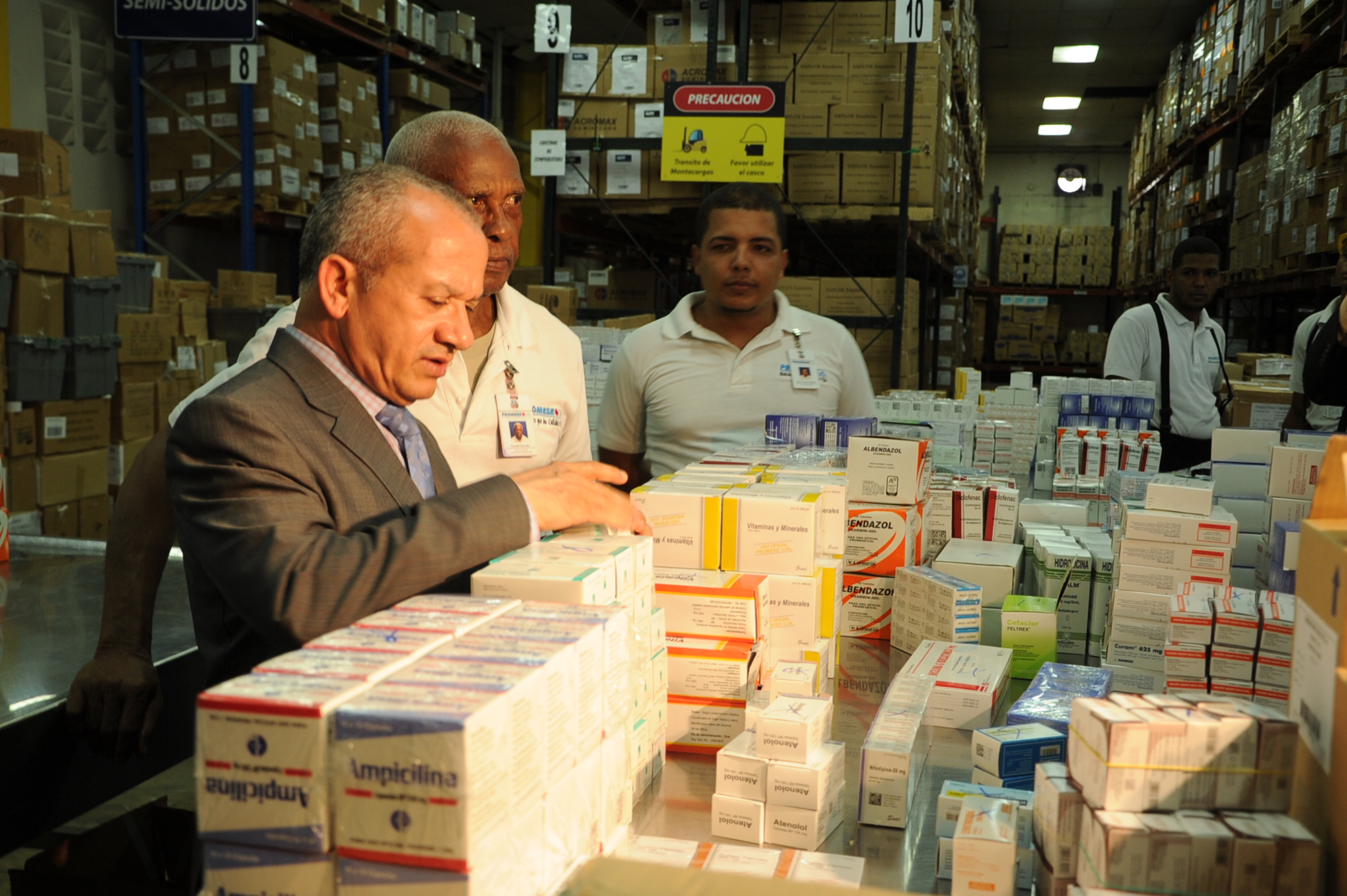 Ministro de salud garantiza a la población suministro de acetaminofén; supervisa despacho de medicamentos en PROMESE/CAL